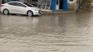 Bakıdakı bu küçəni su basdı; qurum hərəkətə keçdi - VİDEO 