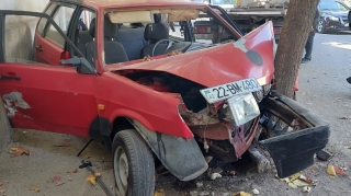 Gəncədə minik maşını avtobusa çırpılıb, xəsarət alan var   - FOTO