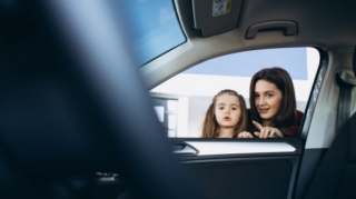 9 yaşlı qız 4 yaşlı bacısı ilə "maşın qaçırdılar"  - Okeanda üzmək üçün