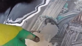 В Азербайджане скрытый рисунок на капоте восхитил автомеханика – ВИДЕО 