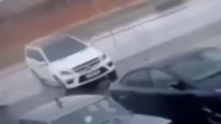 1 kilometrə yaxın sürüşən “Mercedes” görün necə dayandı  - VİDEO