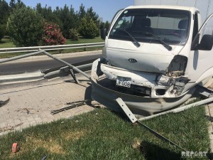 Yük avtomobili dəmir arakəsmələrə çırpıldı: sürücü xəsarət alıb - VİDEO