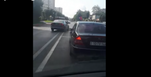 Nömrəsiz, "protiv" qırmızıda gedən sürücü  - VİDEO