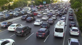 Bakının bir sıra yollarında tıxac yaranıb - SİYAHI 