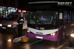 Qırmızı işıqda yolu keçən piyadanı avtobus vurdu - VİDEO