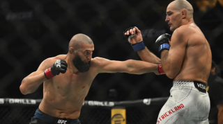 UFC çempionu qəzaya düşdü 
