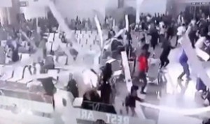 Hava limanında tavan insanların üzərinə uçub - VİDEO