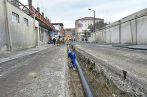 “Azərsu” Bakının daha bir küçəsinə yeni su kəməri çəkir