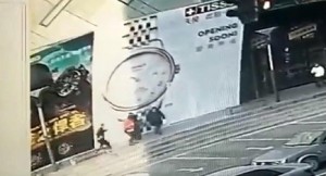 Nəhəng reklam lövhəsi insanların üzərinə aşıb - VİDEO