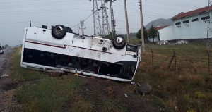 Avtomobil avtobusa çırpıldı: avtobus aşdı, 30 yaralı - VİDEO