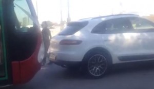 Bakıda xanım sürücü "Porsche" ilə avtobusun yolunu kəsdi - VİDEO