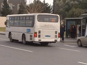 Ərazidə süni tıxac: Avtobus sürücüləri işıqforda saxlayır