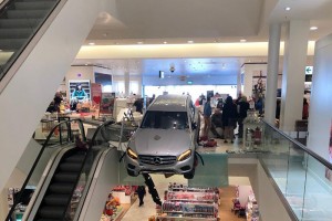 “Mercedes” ticarət mərkəzinə girdi: 9 yaralı - FOTO