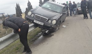 Avtomobil yol kənarında arakəsməyə girdi: 2 yaralı – FOTO