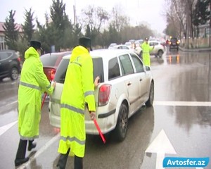 Yol polisi yağışlı havada sürücülərə və piyadalara belə xidmət etdi – VİDEO-FOTO