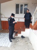 Şəkidə polis əməkdaşları çölə çıxa bilməyən yaşlı sakinlərə köməklik göstəriblər - FOTO