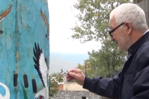 Yol kənarındakı qurumuş ağacları bəzək əşyalarına çevirdi - VİDEO