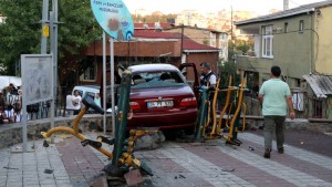 Sərxoş sürücü parkda oynayan uşaqları vurdu: 1 ölü, 1 yaralı - FOTO