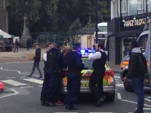Bıçaqlı şəxs metrodakılara hücum etdi: "Hamınızı öldürəcəm" - FOTO