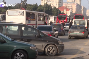 Taksi sürücüləri avtobus dayanacaqlarını zəbt edir  - VİDEO