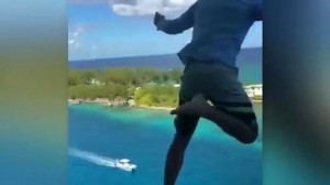 Sərnişin “like” üçün özünü gəmidən atdı - VİDEO