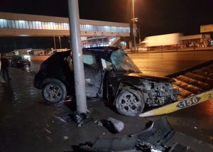 Avtomobil işıq dirəyinə çırpılıb, xəsarət alanlar var - VİDEO