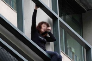 Bakıda dəhşətli hadisə: 16 yaşlı qız özünü 16-cı mərtəbədən atdı - VİDEO