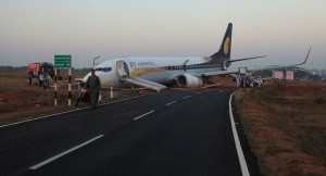 Təyyarə uçuş zolağından çıxdı - FOTO