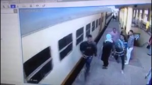 Qadın platforma ilə vaqonun arasında qaldı - VİDEO
