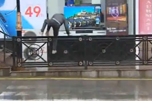 Bakıda piyada zolağının qarşısı hasara alınıb - VİDEO