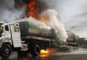 Qazaxda benzin daşıyan maşın yanıb