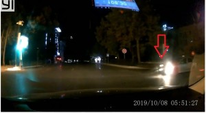 Qırmızı işıqda keçən taksi sürücüsü təhlükə yaratdı - VİDEO