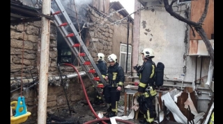 Bakıda yaşayış evində yanğın olub, bir nəfər ölüb  - YENİLƏNİB - FOTO