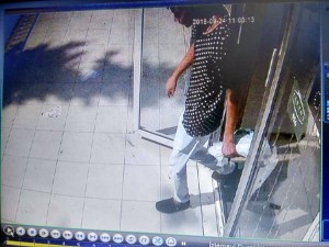 Bakıda bu şəxs sizi də aldada bilər: DİQQƏTLİ OLUN – VİDEO