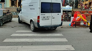 Qəsəbədə yük maşını hər gün piyada keçidini zəbt edir - 77-HN-425 - FOTO 