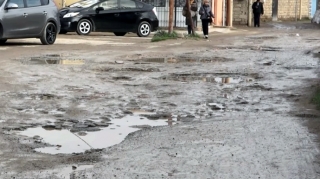 Yolları bərbad, küçələri tamamilə qaranlığa qərq olan qəsəbə - Qurumlar niyə biganə yanaşır? - VİDEO 