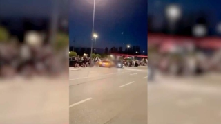 “Mercedes”i insan kütləsinin üzərinə sürdü: azı 6 yaralı – ANBAAN VİDEO 