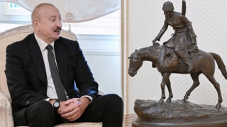 Prezidentin iş kabinetində təkcə bu heykəl var - FOTO