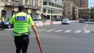 DYP-dən yolu keçərkən telefondan istifadə edən piyadalara XƏBƏRDARLIQ 