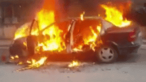 Avtomobil yandı: sürücü özünü maşından atdı - VİDEO