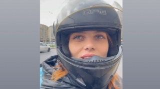 Xanım moped sürücüsü şikayətləndi - "Bizi sıxmasınlar"   - VİDEO