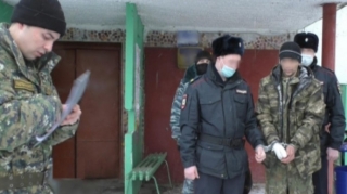 Hamilə arvadının BAŞINI KƏSDİ: Qayınatasına isə 60 bıçaq zərbəsi vurdu