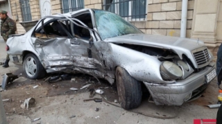 "Mercedes" ağaca çırpıldı - FOTO 