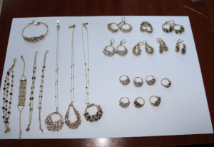 Zərgərlik məmulatını qanunsuz yolla gətirilməsinin qarşısı alınıb - FOTO