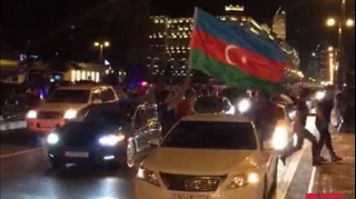 Bakıda orduya dəstəklə bağlı izdihamlı aksiya keçirilir – Minlərlə insan Şəhidlər Xiyabanına doğru gedir