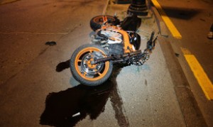 Bayker motosikleti aşıraraq ağır xəsarət alıb - Bakıda