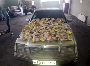 "Mercedes"dən 100 qutu pirotexniki vasitə aşkarlanıb - VİDEO