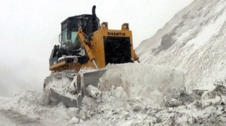 Пути обеспечения на освобожденных территориях очищаются от снега  - ВИДЕО
