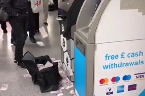 Metroda bankomatdan pul yağışı - VİDEO