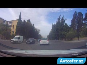 Sumqayıtda külək binanın dam örtüyünü qoparıb yola atdı – VİDEO